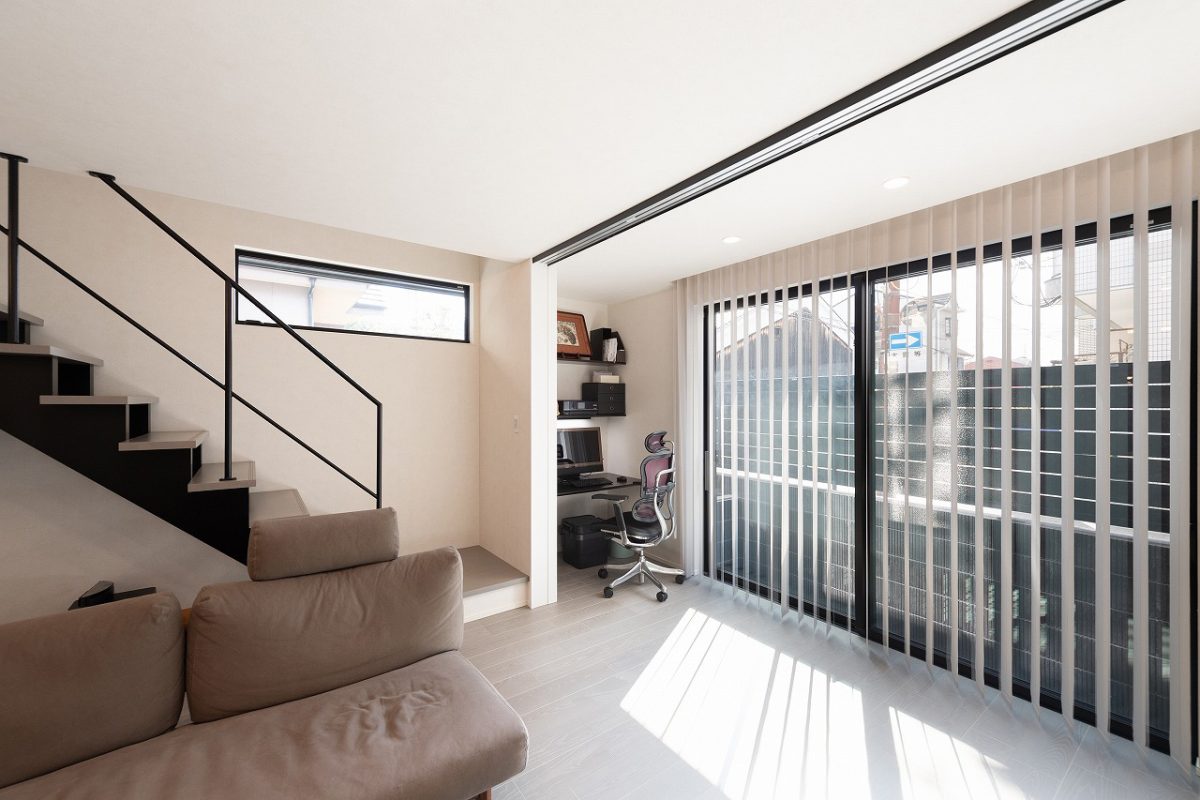 陽当たりがいい南側にあるインナーテラス。目隠しの塀で外部からの視線を遮りながら、やわらかな光をたっぷりと採り込める空間に。一角にはデスクワークにも使えるスペースを設けました。<br>必要に応じて開閉ができる間仕切りが可能な建具を設置