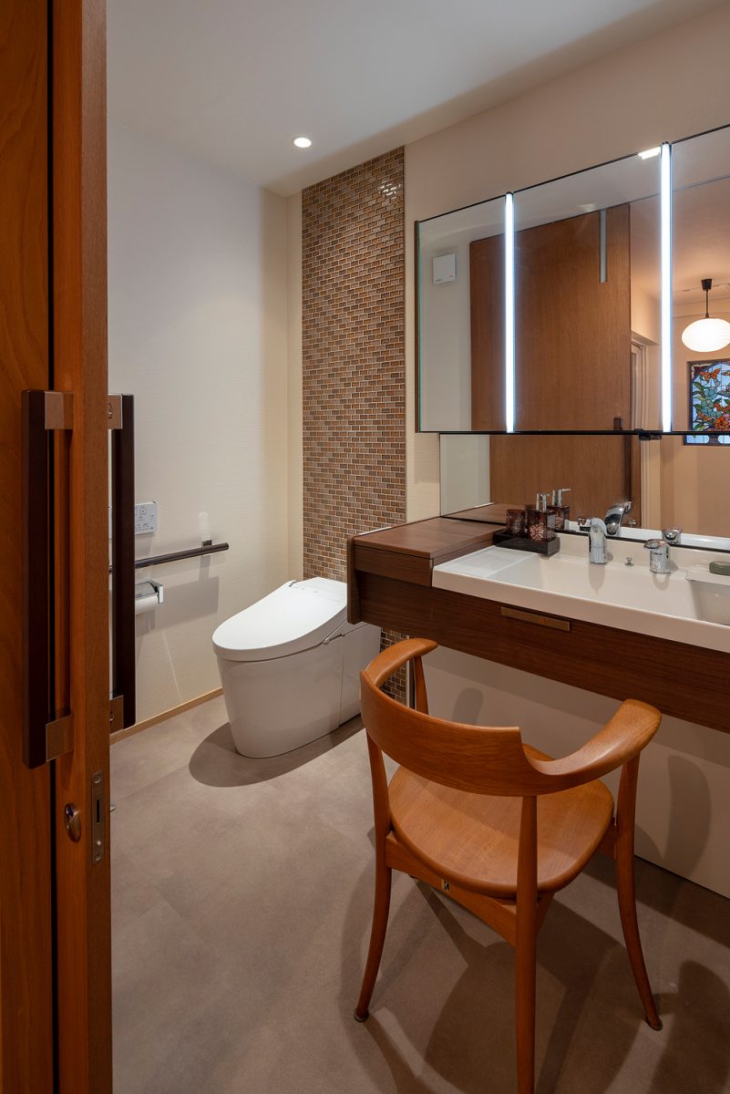 1階にはバリアフリー対応のトイレを。将来を見据えた設計でありながら、デザイン性も追求しました。