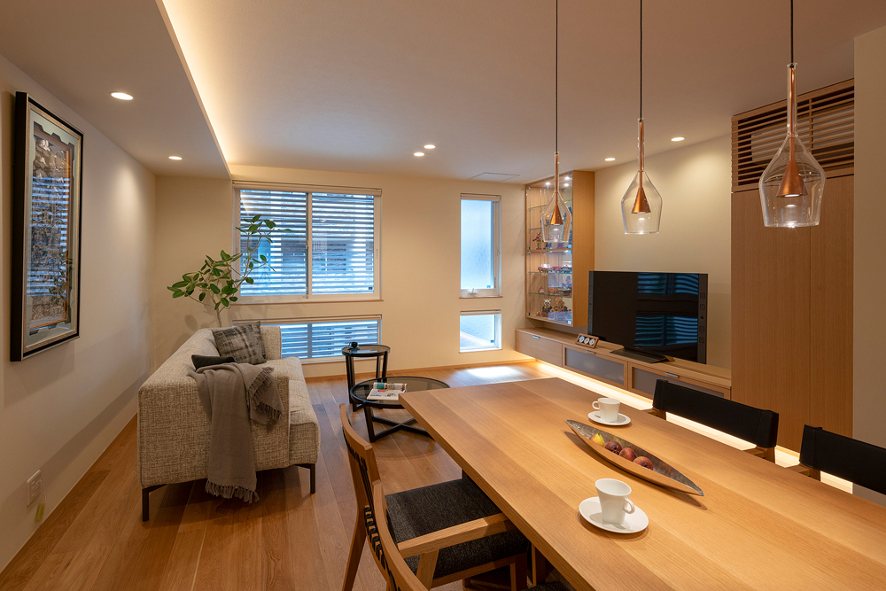 2階のLDKは、床や建具に上質なナラ材を採用し、壁は珪藻土やタイルなど白を基調にしたシンプルモダンなデザインに。キッチンの上には天窓を設け、採光を確保しました。