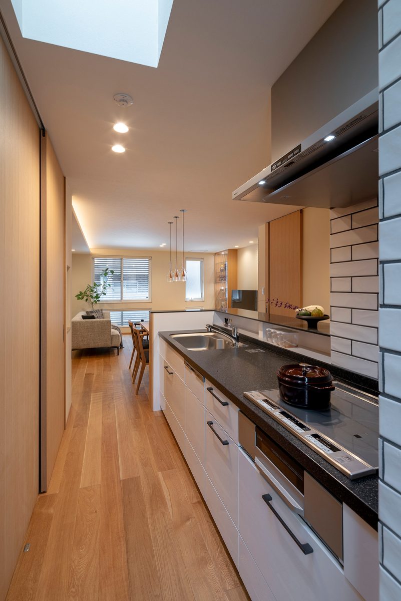 キッチンは収納力にも優れたパナソニックの「Lクラス」をご採用されました。キッチンの天板は黒にして全体を引き締めました。