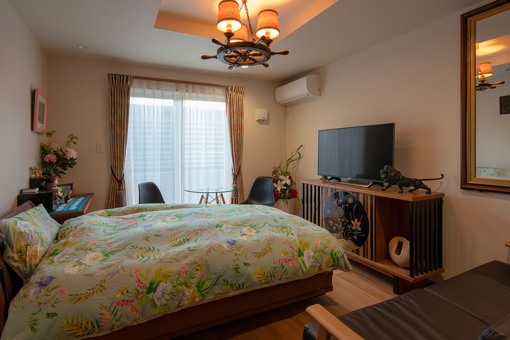 エレガントな印象のお母さまの部屋。お母さまが大切に使ってこられた和家具にふさわしい上質な空間に。