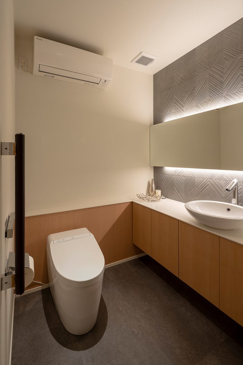 2階のトイレは、ホテルライクな雰囲気に。間接照明が壁面のタイルをやさしく照らします。