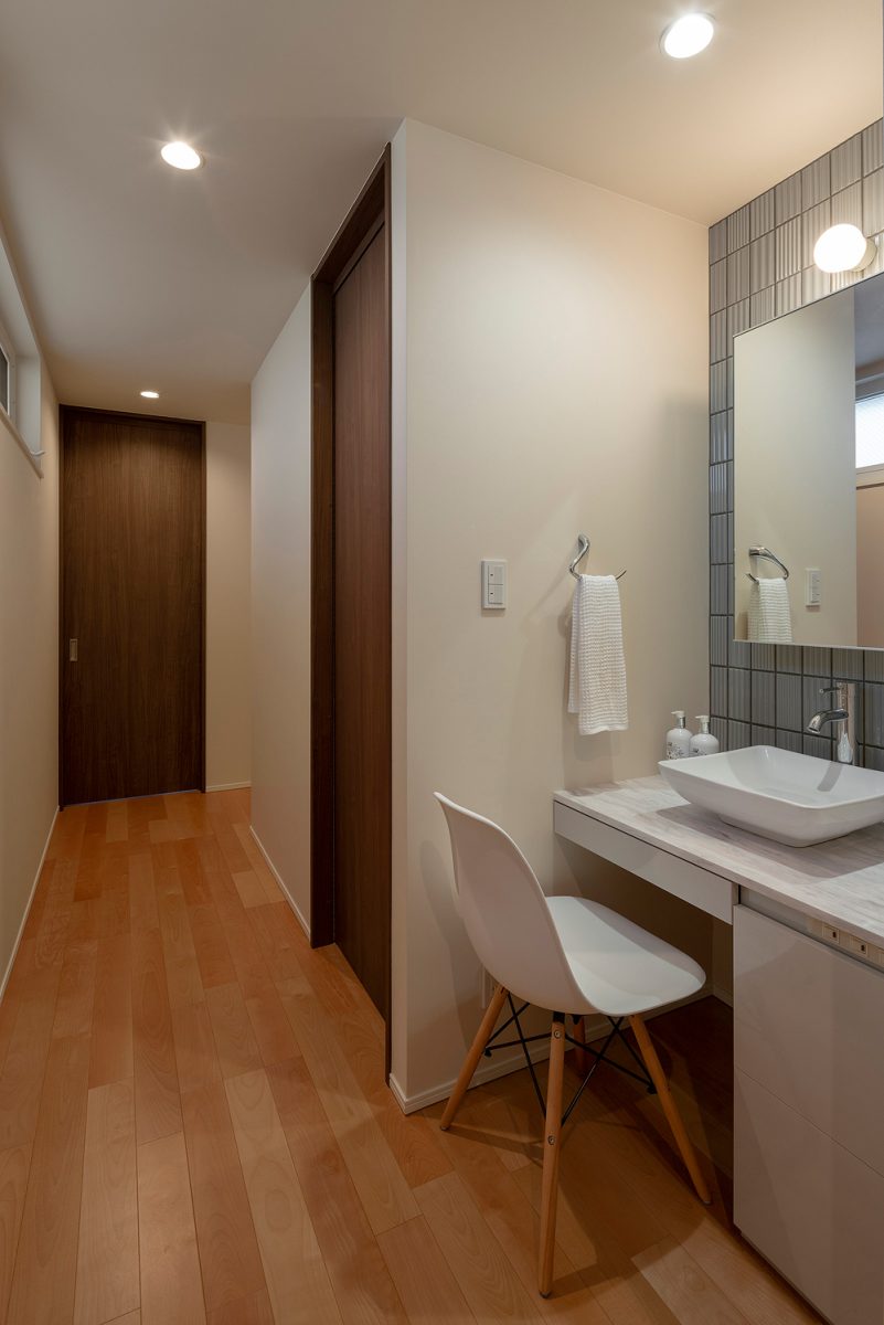 3階エレベータ横にはサニタリーを設けて。水回りにはデザイン性にもメンテナンス性にも優れたタイルをあしらいました。