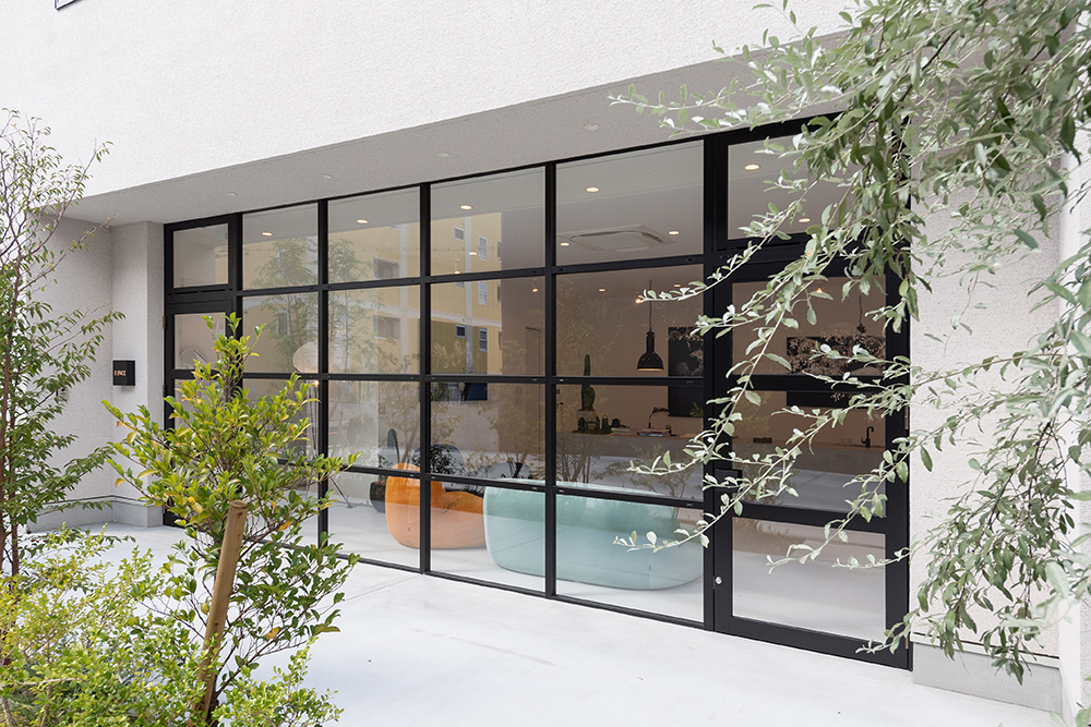 オープンテラスでも楽しく時間が過ごせるよう、1本1本の植栽（樹種）にもこだわりました。