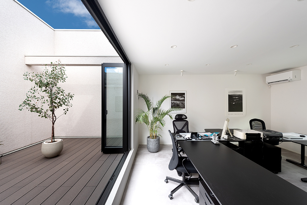 21帖ある事務所スペースはSE構法ならではの大空間で、デスクの配置も用途に合わせて配置することが可能です。