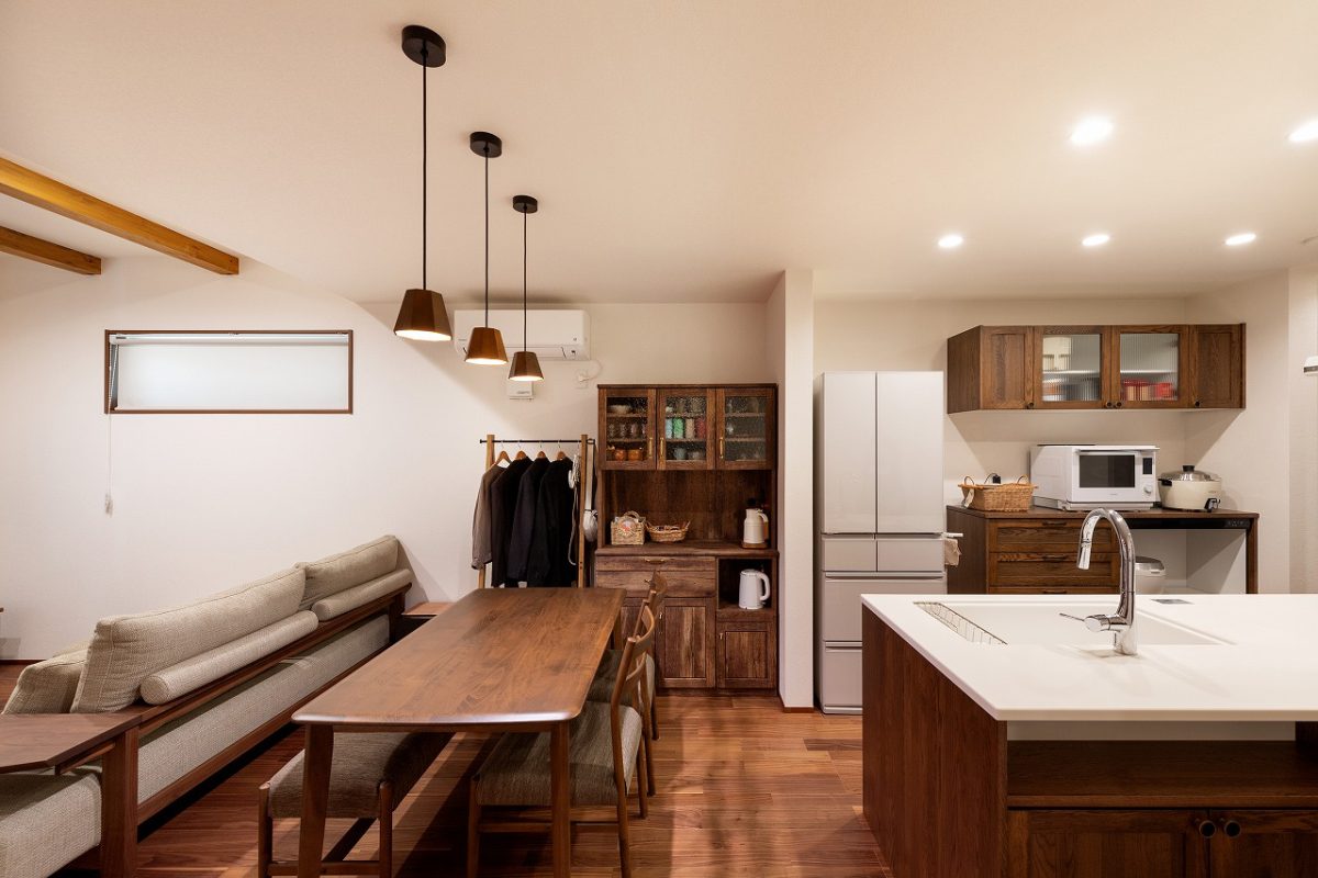 木に包まれる心地よさ。落ち着きと大正ロマンが織りなす、温もりを感じる暮らし