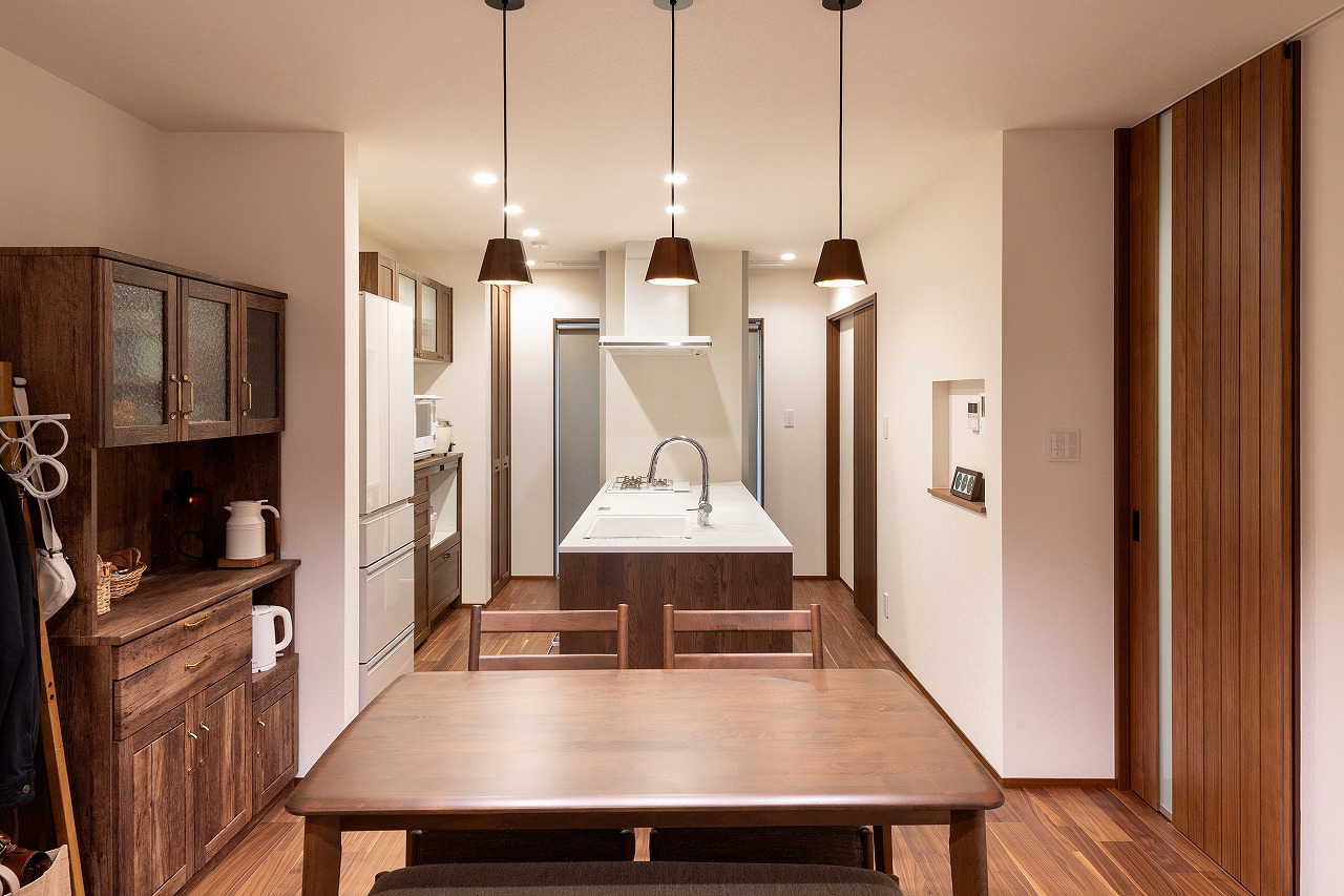 木に包まれる心地よさ。落ち着きと大正ロマンが織りなす、温もりを感じる暮らし