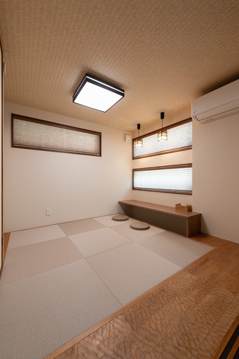 和室に差し込む光が、幻想的な空間を演出します。窓から漏れ入る柔らかな光は、和室と調和し、室内に温かみと落ち着きをもたらします。また、壁側にはカウンターが設置されており、読書や趣味に没頭できる快適なスペースが確保されています。