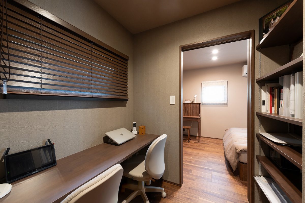 寝室に隣接する書斎は、落ち着いた雰囲気の空間です。並んで作業ができる広々としたデスクが設置されており、リラックスしながらも集中できるスペースとなっています。