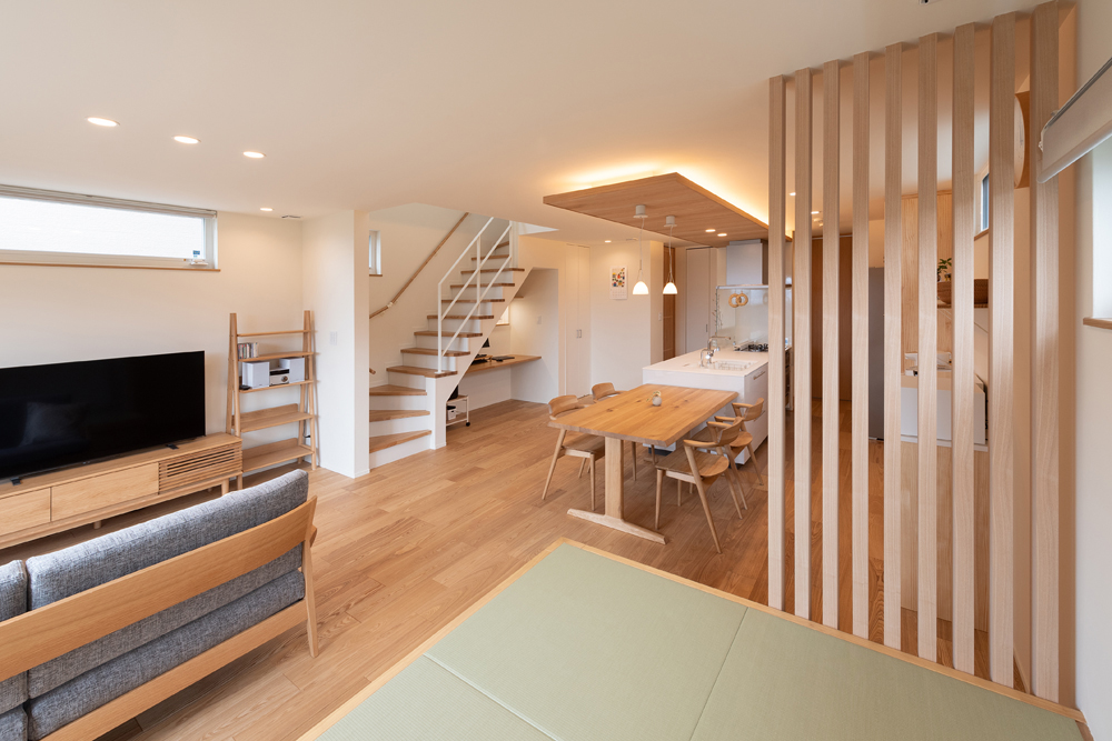 室内の格子のデザインを取り入れ、空間を緩く区切っています。高窓を設け、視線を遮りながら採光を取り入れる工夫を施しました。