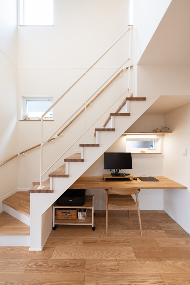 ひな壇階段とアイアン手摺で、開放感のあるデザインです。階段下はワークスペースとして有効活用出来るようにしました。