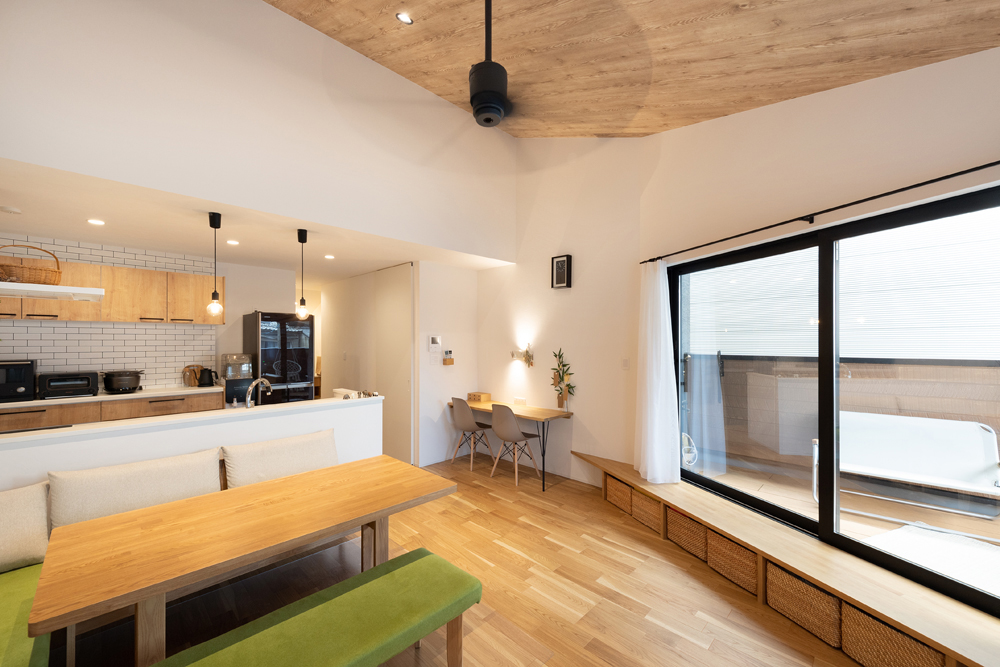 街中でも明るく広々とした暮らしができるよう、LDKは2階に計画。<br>対面式のキッチンはリビングやバルコニーが見える向きにし、家族に目を配れる位置に設置しました。