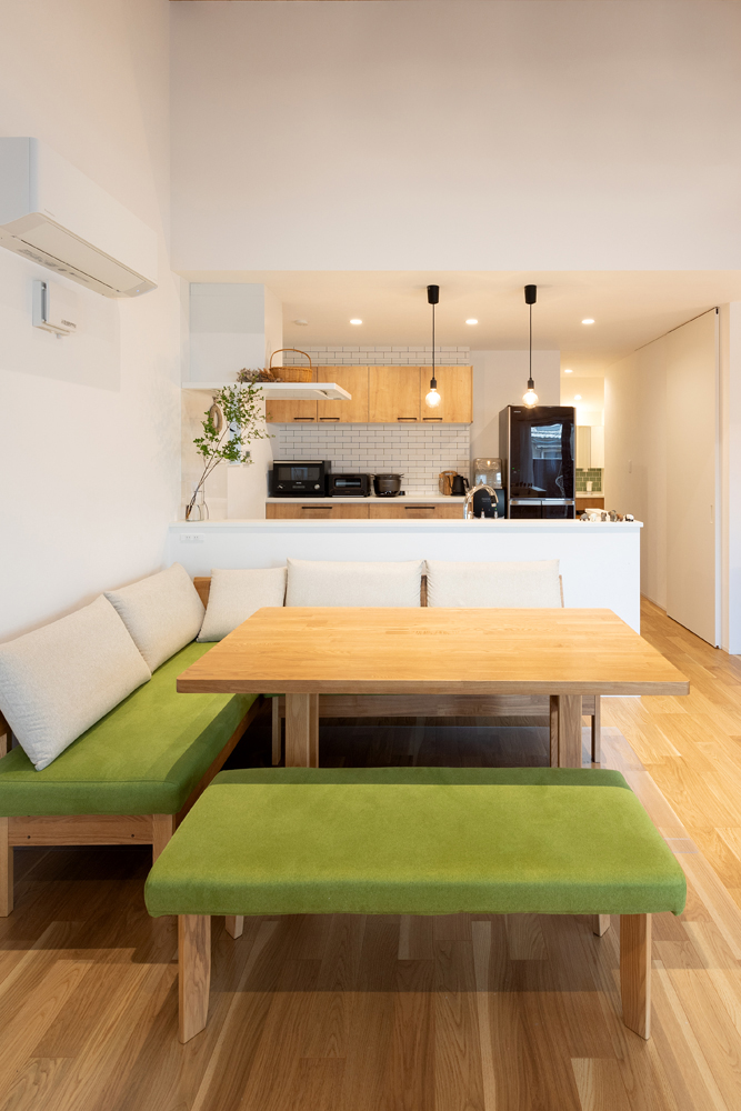 カップボードはカウンタータイプ。壁面のアクセントタイルと木目が生活感の出やすいキッチンをおしゃれな空間にしてくれています。