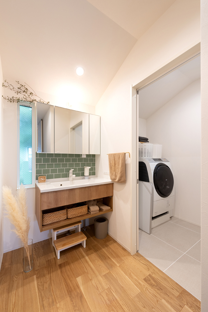 洗面台と脱衣室の間には扉を設けました。洗面脱衣室一体タイプだと洗面を使っているときにお風呂に入りにくいというデメリットを解消しました。