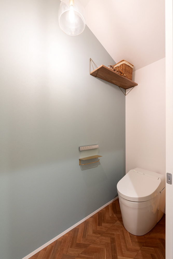 2階のトイレは洗面横に配置することで動線をまとめました。ヘリンボーン柄の床とアクセントクロスで、おしゃれな空間になりました。