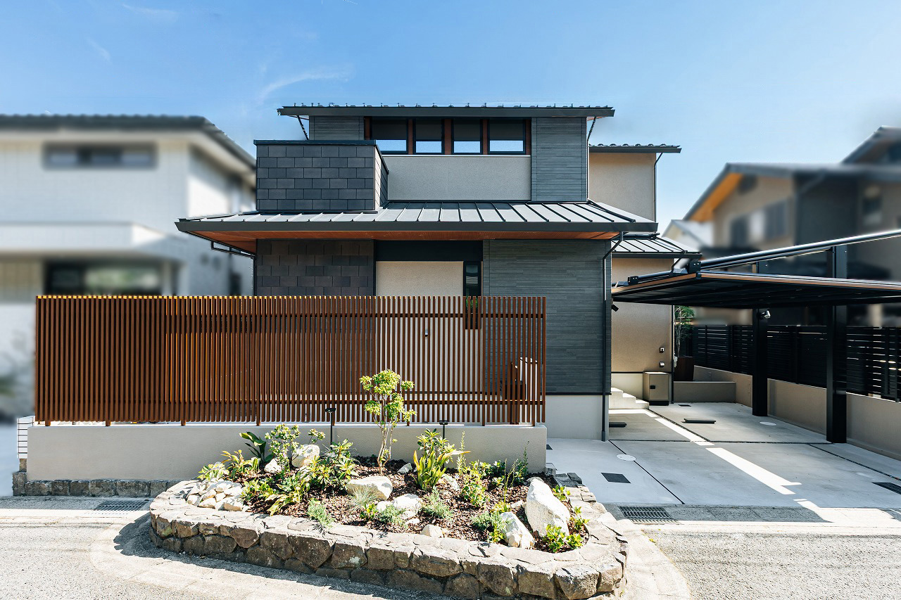 杉の香りと光が広がる、スキップフロアの住まい