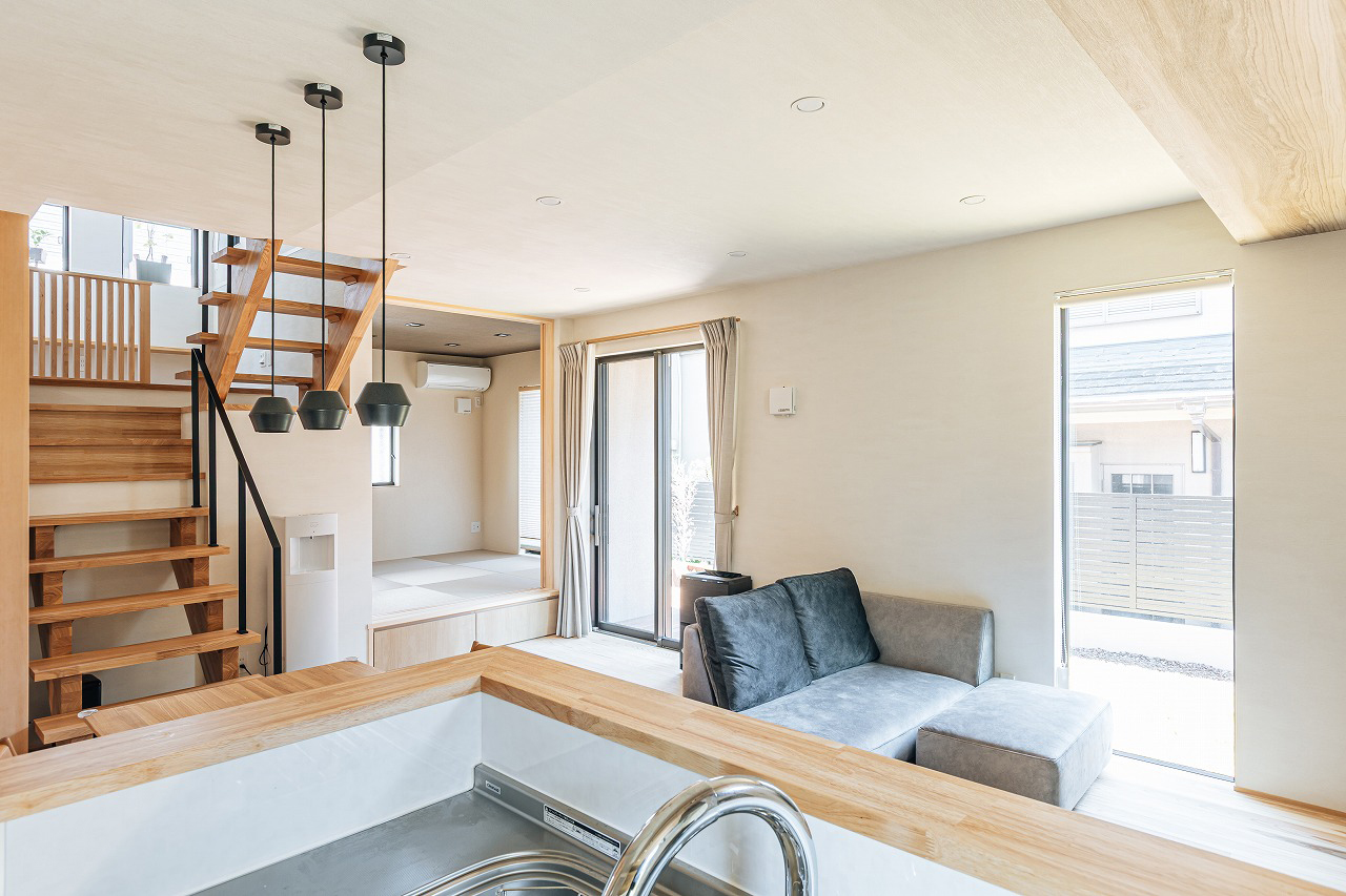 杉の香りと光が広がる、スキップフロアの住まい