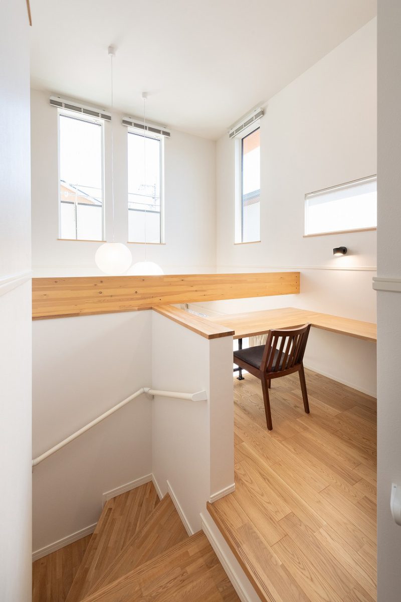 開放感たっぷりの吹き抜けに面したスキップフロア。吹き抜けからは明るい光が注ぎ込み、家全体を明るく照らします。キッズスペースやデスクワークのスペースとしても使うことができるのも便利。<br>また、吹き抜け越しにLDK全体を見渡せるため、家族のつながりを感じられる空間です。