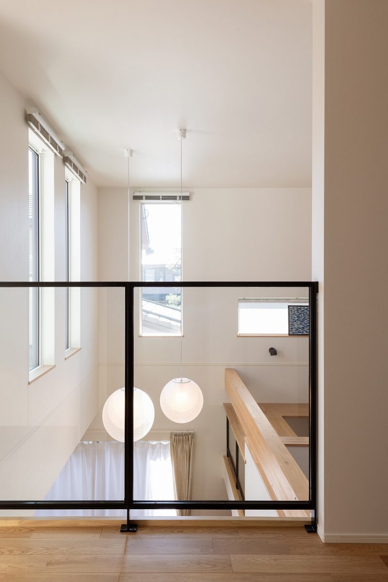 2階ホールからの吹き抜けスペースは窓からたくさんの光を採り入れています。全館空調を採用しているため、家全体の室温も均一に保たれて快適な空間となっています。