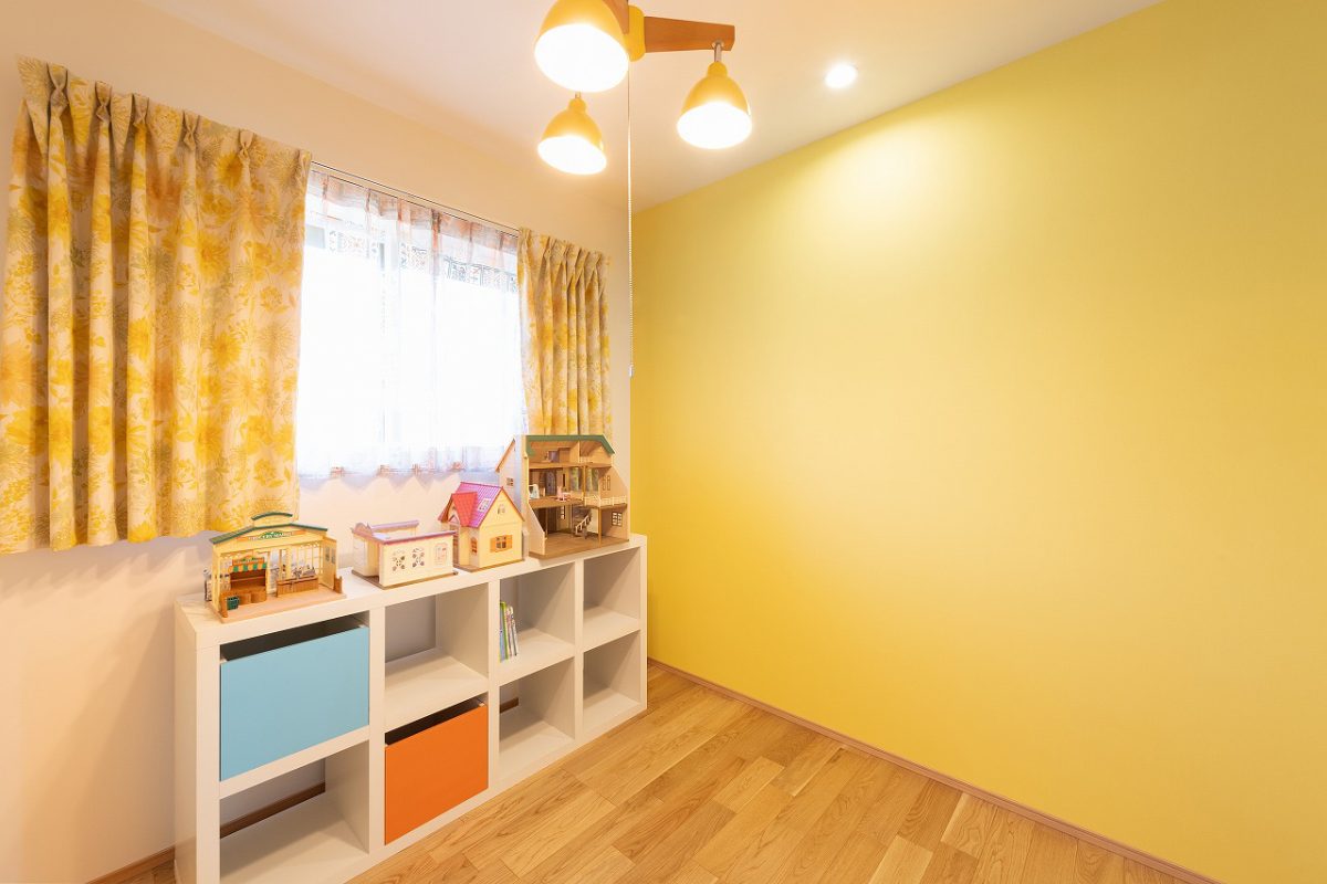 子供部屋は黄色の壁紙と、カーテン生地の色合いを合わせて、明るくかわいらしい印象にしています。