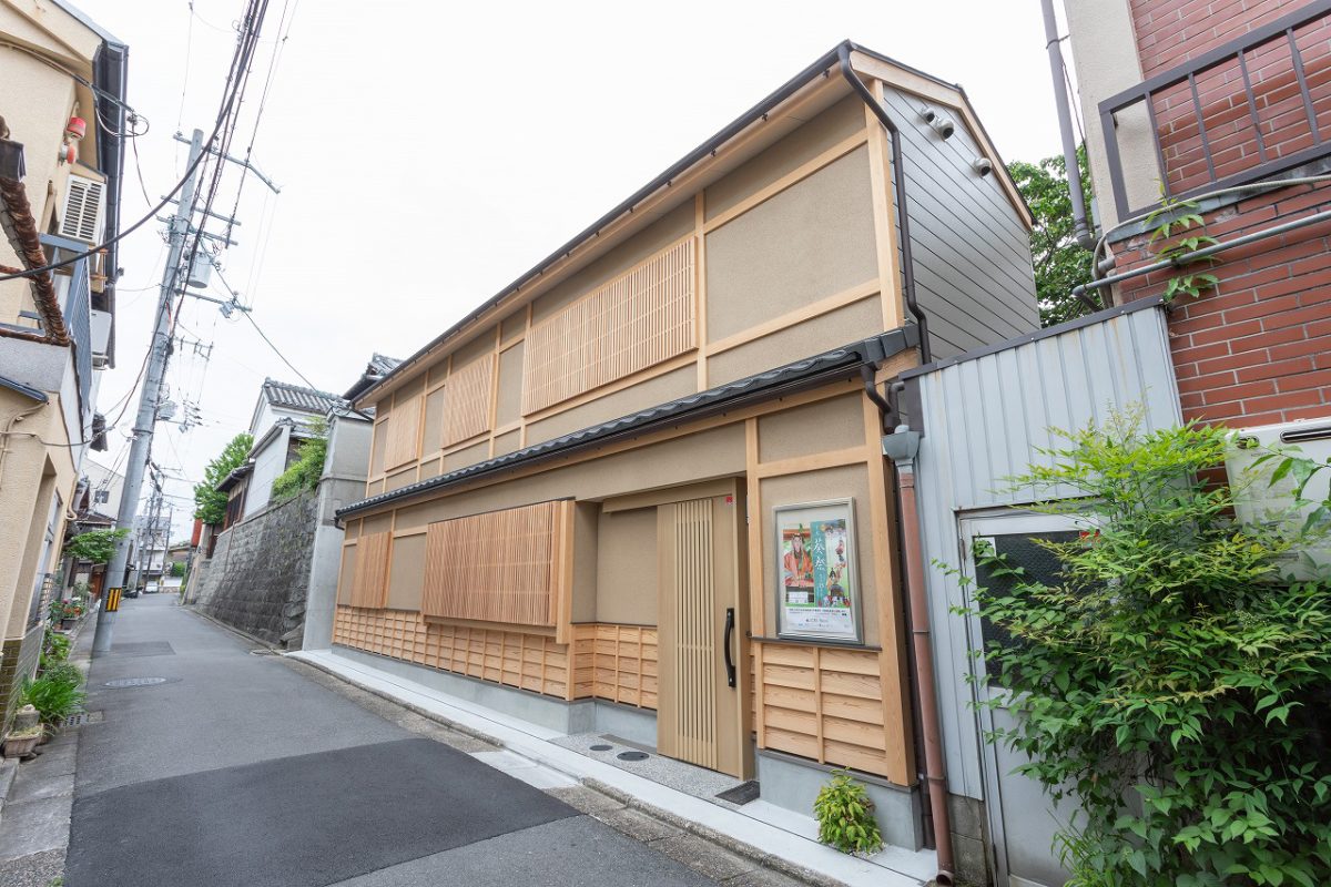 周辺の環境とも調和した、京町家風の外観。ナチュラルで温かみがあります。