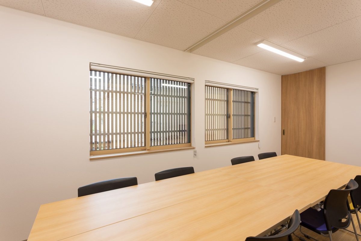 会議室は木目調のテーブルと扉でコーディネート。快適な空間で、コミュニケーションも促進されます。