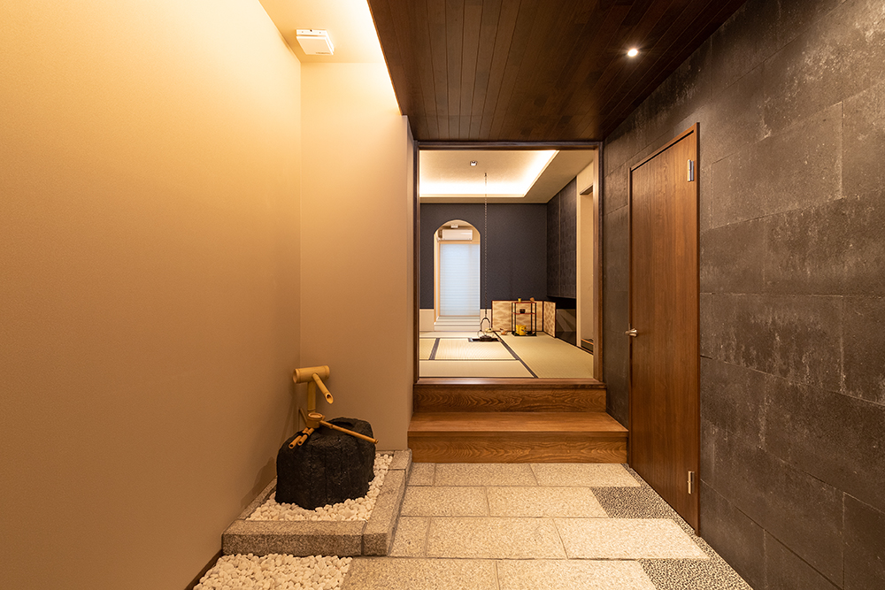 茶室とオフィスで構成された和とモダンが調和する家