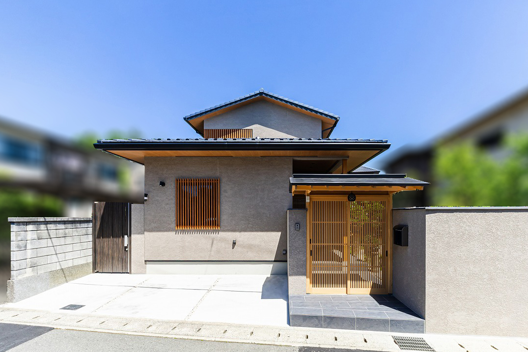 深い軒や縦格子など、日本の伝統的な美しいディテールを大切にした外観。 周辺の街並みに溶け込む、落ち着いた佇まいの住まいです。