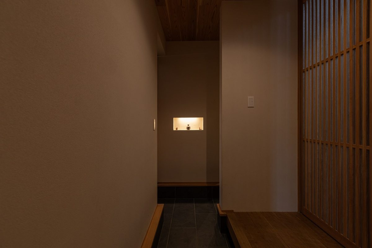 玄関の奥には明かりを灯したニッチを設けました。住まいの奥へと視線をやさしく導く設計です。