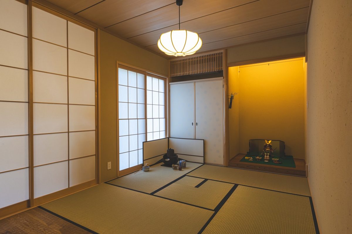 炉を切った和室は、家族や友人と気軽にお茶を楽しめるよう、かしこまりすぎない佇まいを意識しつつ、なぐり仕上げの板間など、細部の素材にこだわりました。