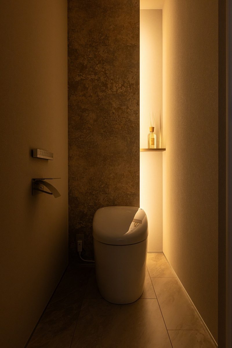 1階のトイレは、背面の壁をふかして間接照明を組み込んでいます。光の出る位置を限定することで、陰影が際立ち落ち着いた雰囲気に。