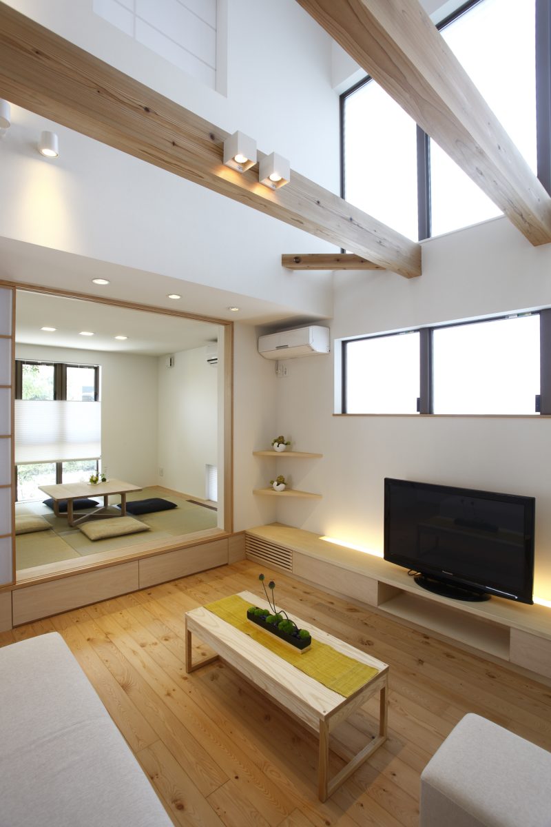 建物に囲まれた条件で、1階に光を採り入れる工夫