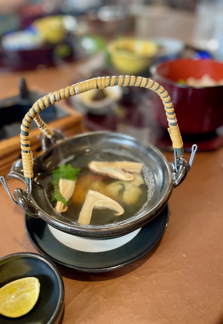 シミマネ観食見聞録⑤　松茸の季節、罠や詐欺にはご注意を。　　　