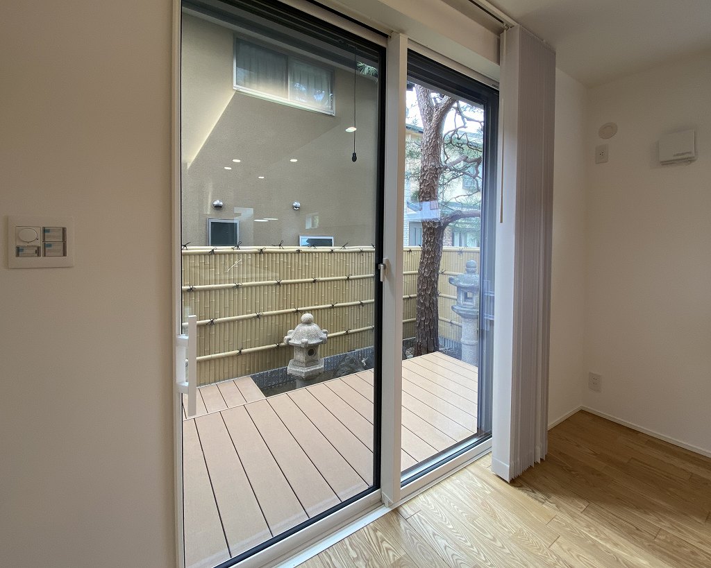 2025.9.30庭に向いた窓