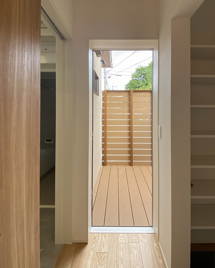 物干しへの勝手口