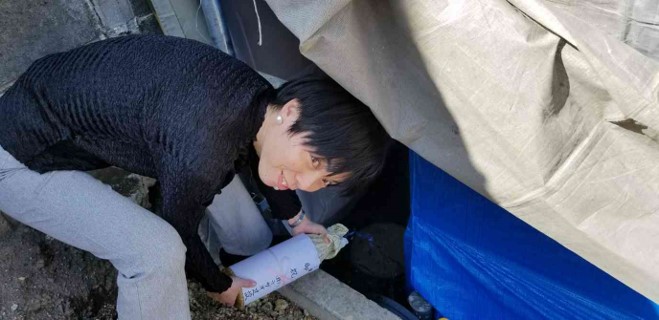 嬉しそうに酒を撒く