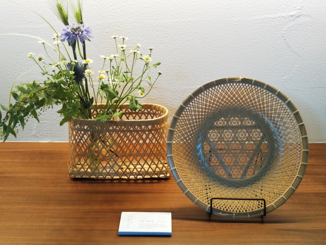 透かし模様の盛器と花籠