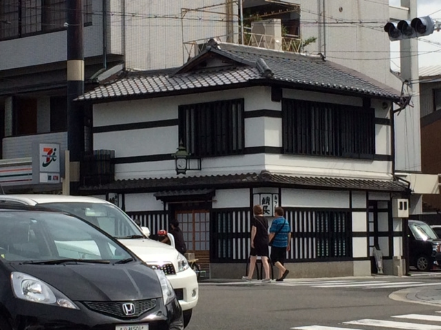 シミマネ　観食建聞録⑬　タコ　築１４０年の建物で