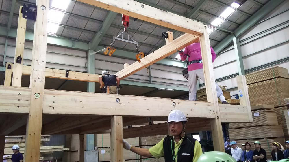 岡本銘木店　京都工場内倉庫にて