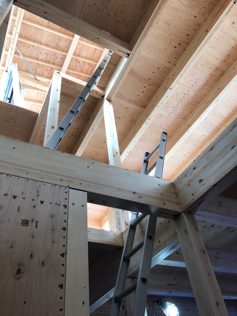 建物下から見上げ　上棟式